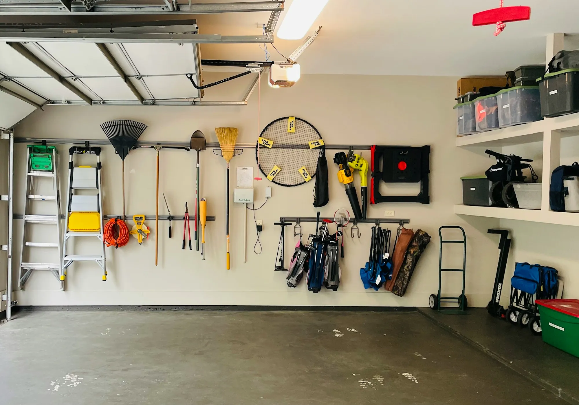 Garage mit Werkzeug und Ausrüstung an der Wand