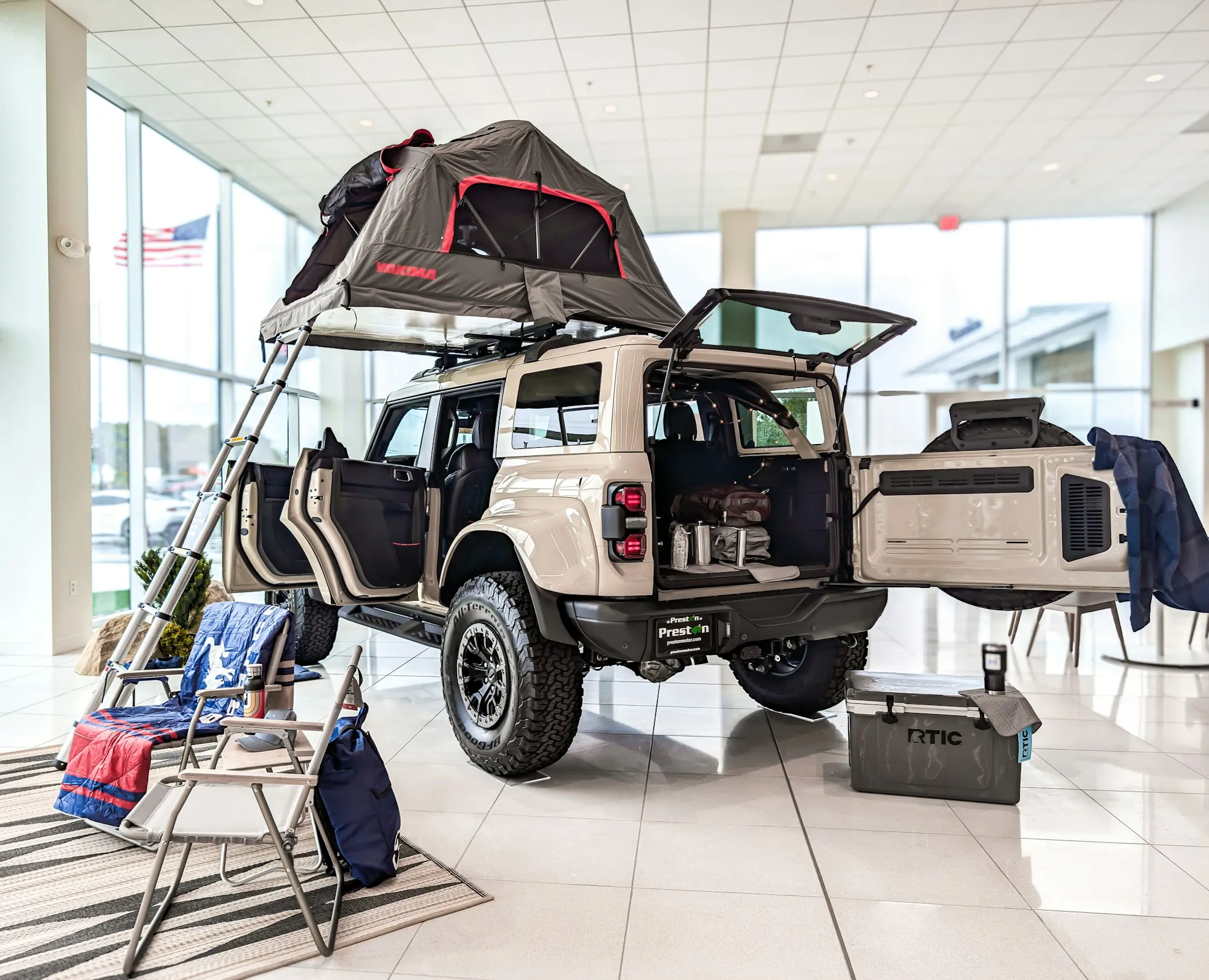 Heller SUV mit Dachzelt und Campingausrüstung