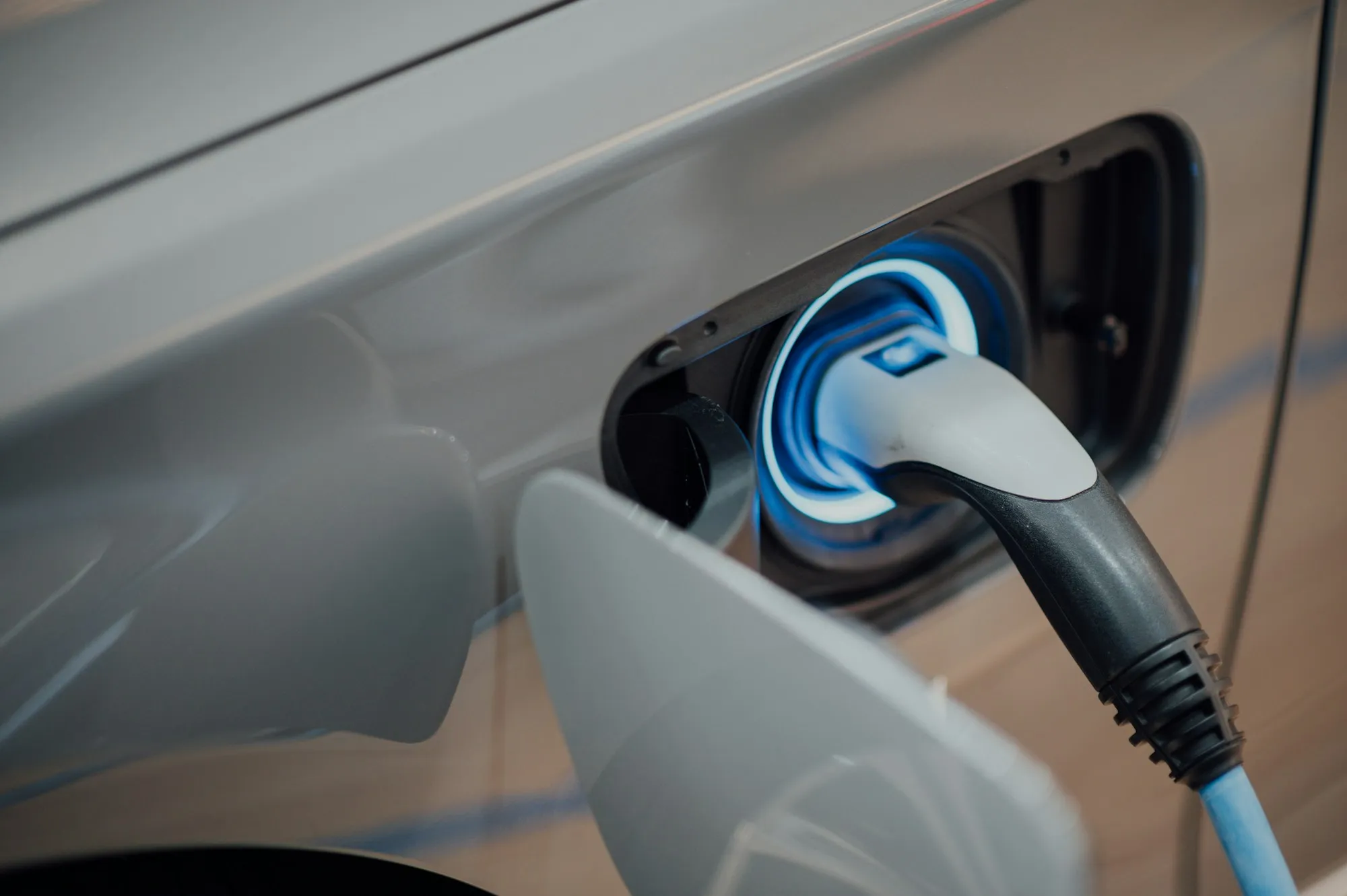 Ladekabel steckt in einem Elektroauto
