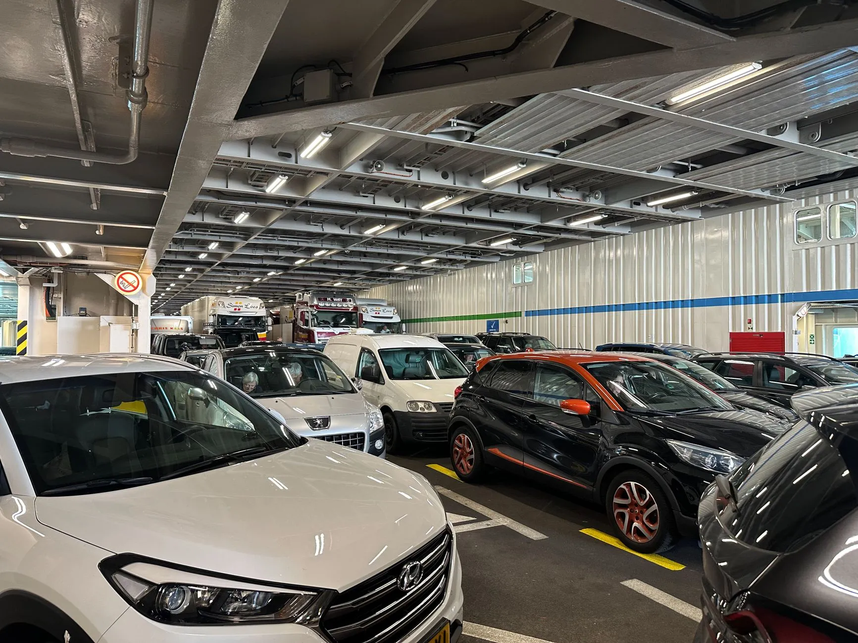 Dicht geparkte Autos und Lkw auf einem Fährdeck