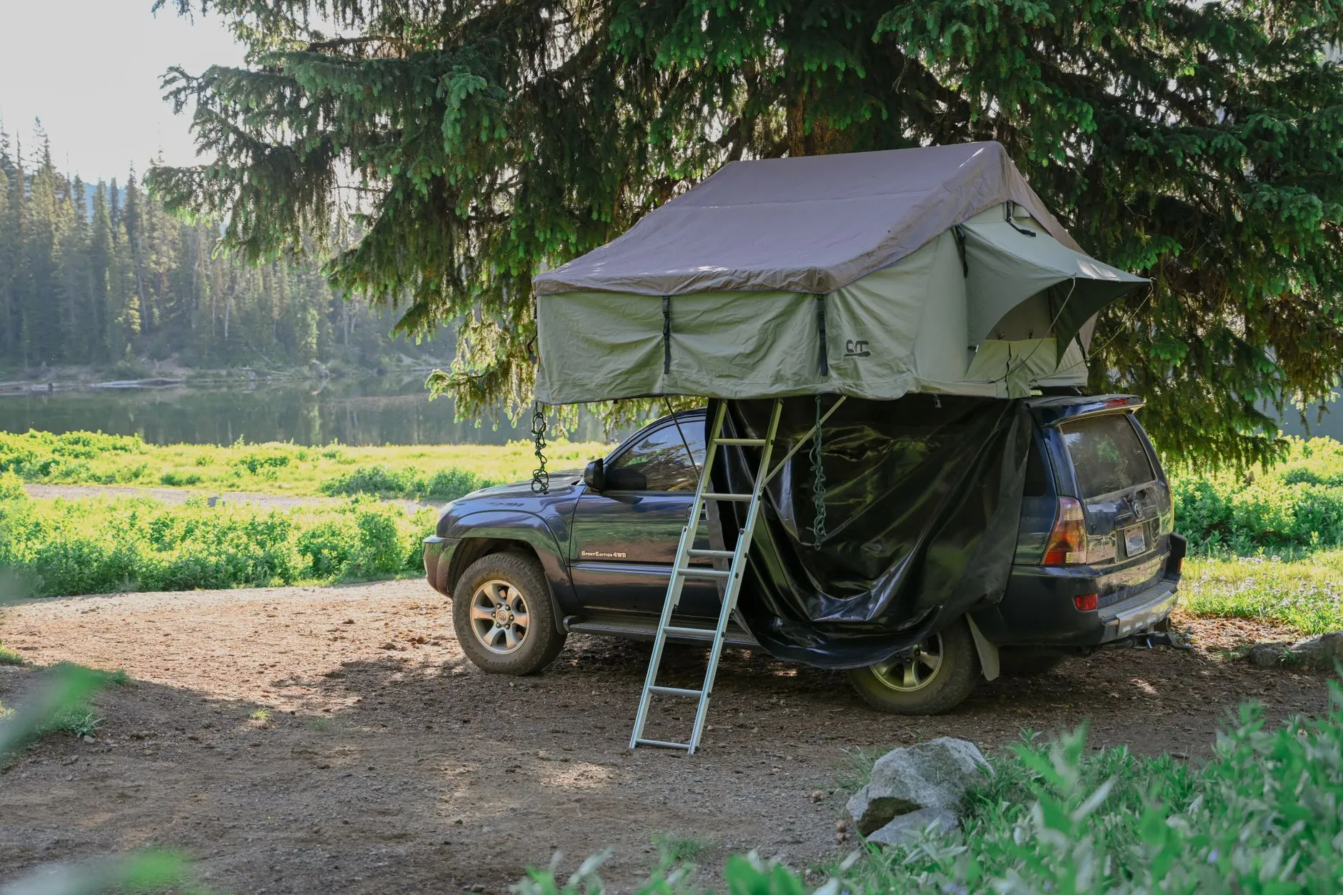 Fahrzeug mit Dachzelt auf einem Waldcampingplatz