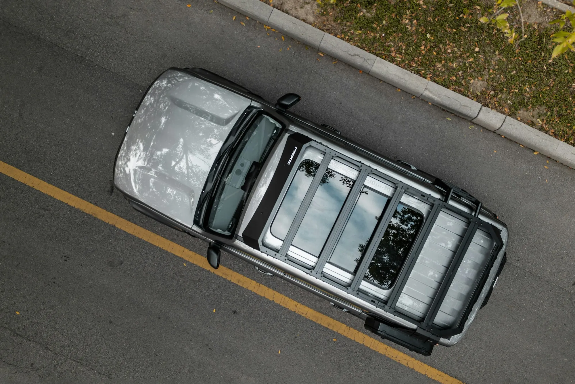 SUV mit Schiebedach auf einer Asphaltstraße