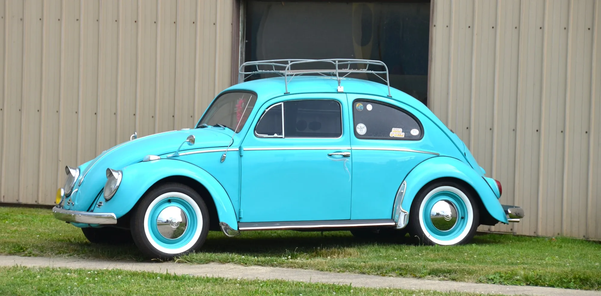 Klassischer VW Käfer mit Dachträger