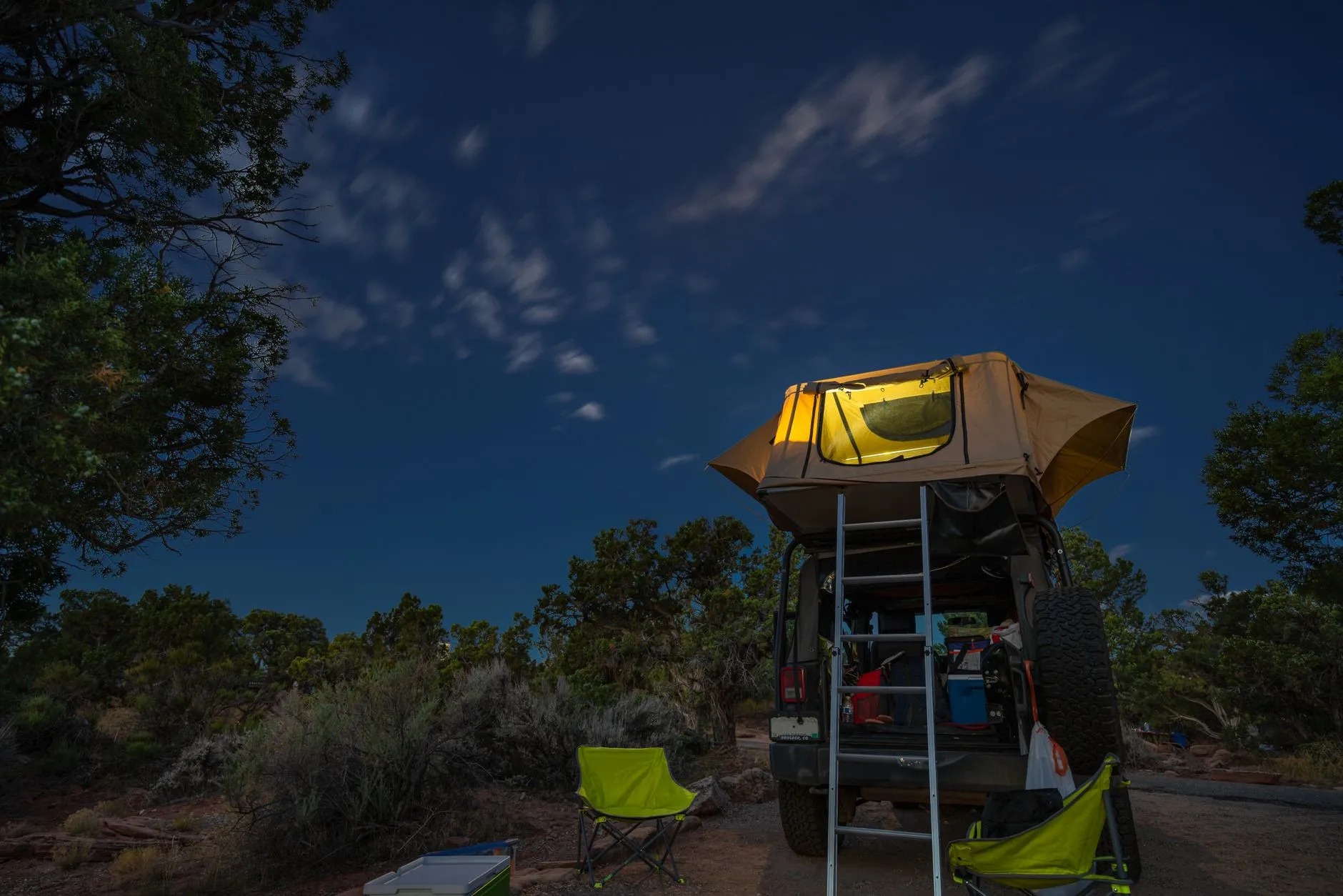 Dachzelt mit Campingplatz unter dem Sternenhimmel