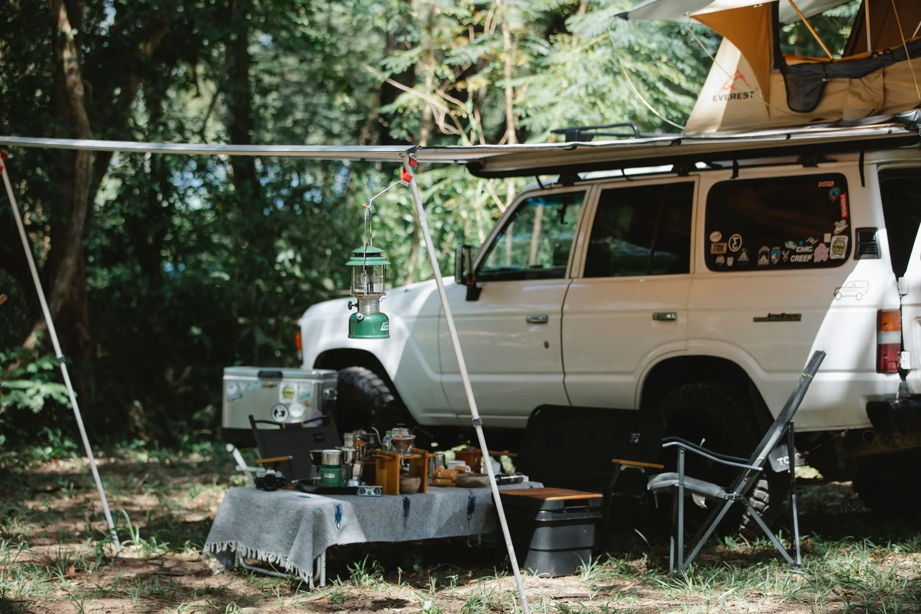 Geländewagen mit Dachzelt und Vorzelt in der Natur